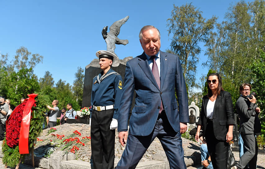Губернатор Санкт-Петербурга Александр Беглов на церемонии памяти к 25-летию гибели моряков атомной подводной лодки «Курск» на Серафимовском кладбище