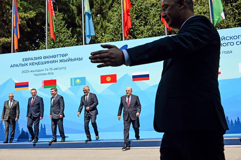 Справа налево: председатель правительства РФ Михаил Мишустин, председатель кабинета министров Киргизии и руководитель администрации президента Киргизии Адылбек Касымалиев, премьер-министр Казахстана Олжас Бетенков, премьер-министр Белоруссии Александр Турчин и вице-премьер-министр Армении Мгер Григорян на заседании Евразийского межправительственного совета в Киргизии