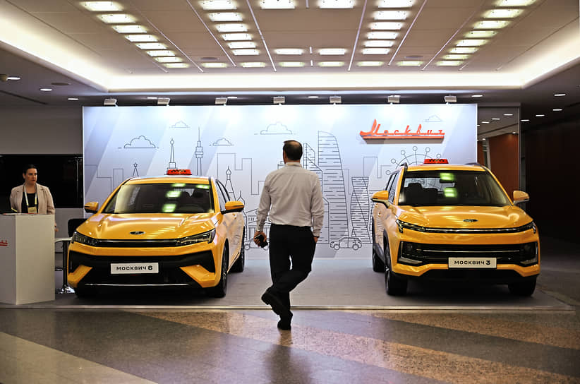 Модели автомобиля такси на базе «Москвич 3» (справа) и «Москвич 6» на XIII Международном Евразийском форуме такси в конгресс-центре Центра международной торговли