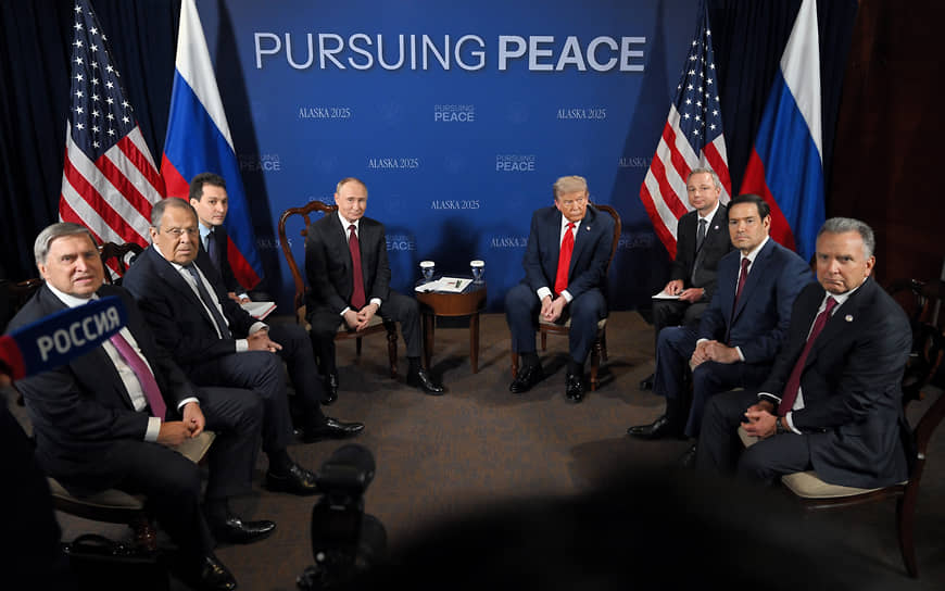Президент России Владимир Путин (слева) и президент США Дональд Трамп (справа) во время пресс-конференции по итогам встречи в Анкоридже