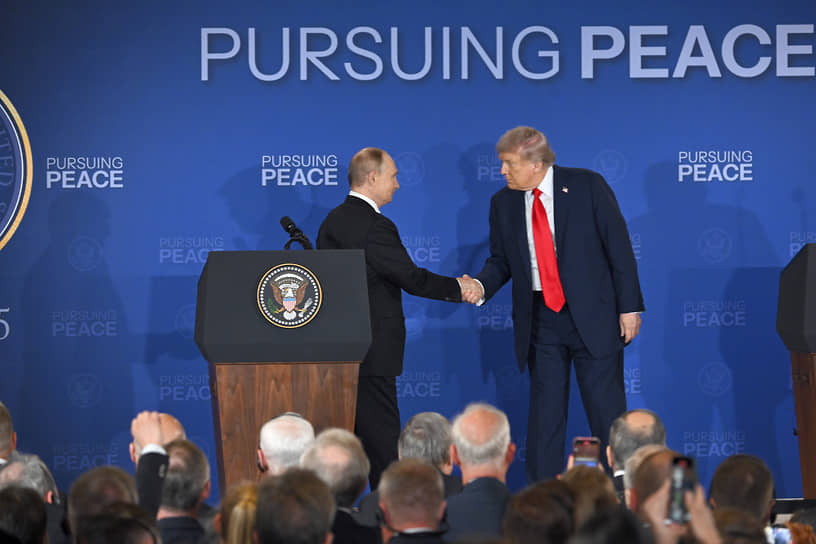 Президент России Владимир Путин (слева) и президент США Дональд Трамп (справа) во время пресс-конференции по итогам встречи в Анкоридже