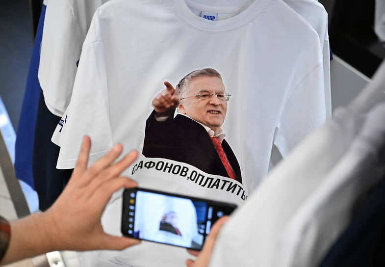 Футболка с изображением основателя ЛДПР Владимира Жириновского