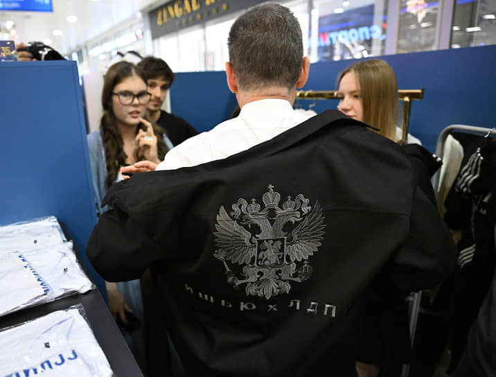 Председатель ЛДПР, руководитель фракции ЛДПР в Госдуме Леонид Слуцкий (в центре спиной)