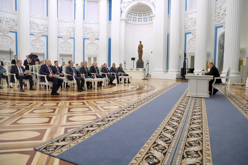 Президент России Владимир Путин во время совещания по итогам саммита на Аляске