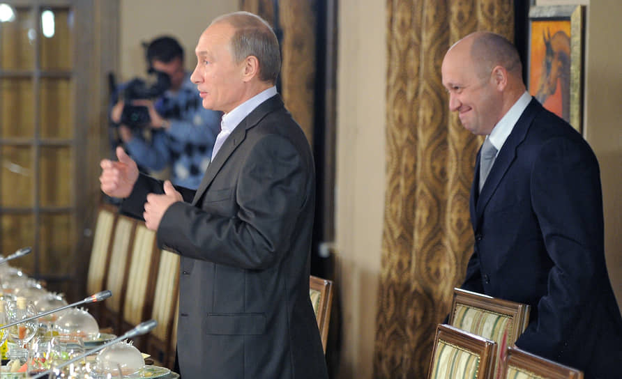 Председатель правительства России Владимир Путин и директор компании «Конкорд» Евгений Пригожин (справа) во время встречи с членами международного дискуссионного клуба «Валдай», 2011 год