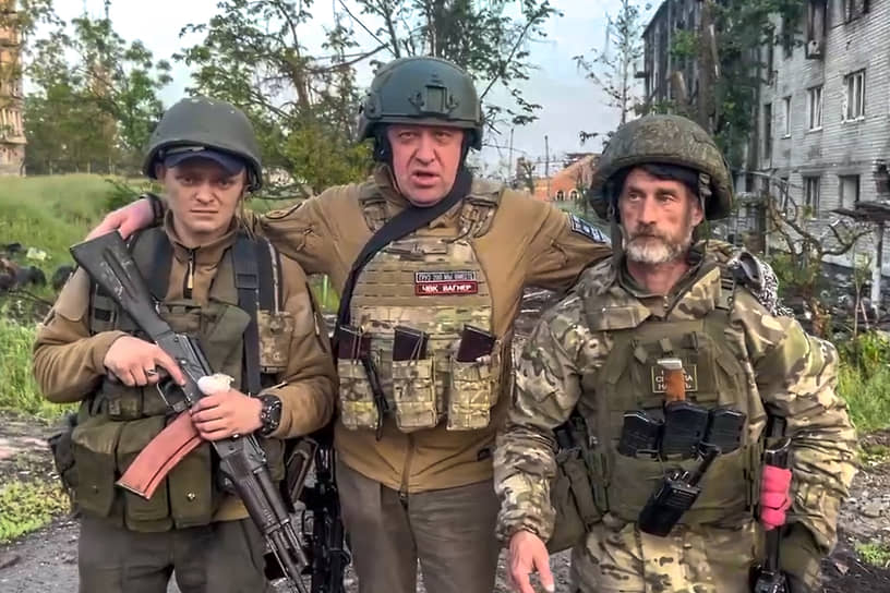 ФСБ квалифицировала действия Евгения Пригожина (на фото в центре) как вооруженный мятеж и возбудила уголовное дело. Президент Владимир Путин назвал происходящее предательством. Вечером 24 июня 2023 года в ходе переговоров с президентом Белоруссии Александром Лукашенко Пригожин согласился развернуть колонны ЧВК «Вагнер» и вернуть наемников в полевые лагеря