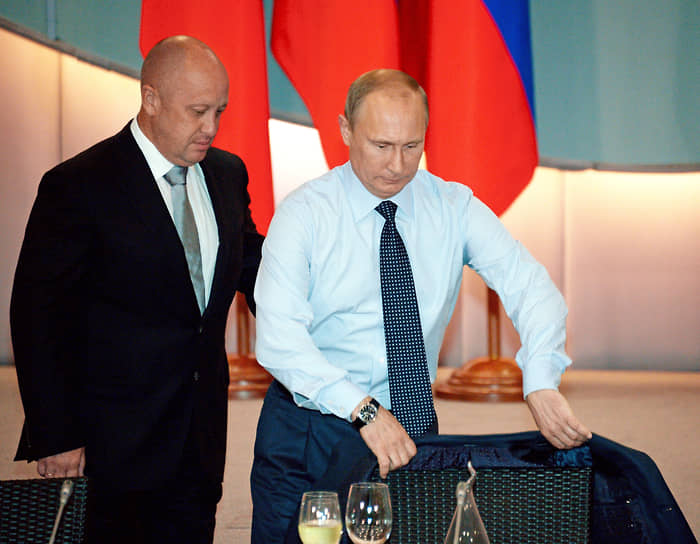 Президент России Владимир Путин и директор компании «Конкорд» Евгений Пригожин (слева) после встречи с членом Госсовета КНР Яном Цзечи в санатории «Русь» в Сочи
