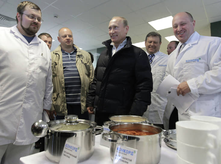 В 2010 году председатель правительства РФ Владимир Путин (в центре) посетил комбинат питания «Конкорд» Справа — основатель «Конкорда» Евгений Пригожин