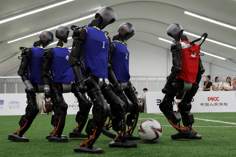 Роботы Booster Robotics T1 на демонстрации игры в футбол пять на пять во время пресс-тура