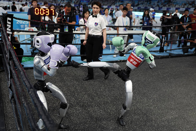 Роботы Unitree Robotics на соревнованиях по кикбоксингу
