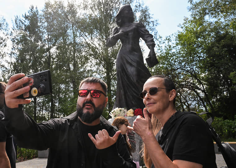 Блогер, певец Аким Апачев и певица Юлия Чичерина на открытии памятника