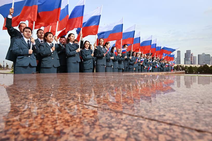 Участники празднования Дня государственного флага России на Поклонной горе