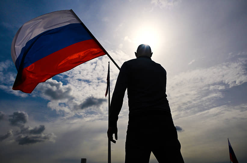 Также на Поклонной горе состоялась торжественная церемония подъема Государственного флага РФ
