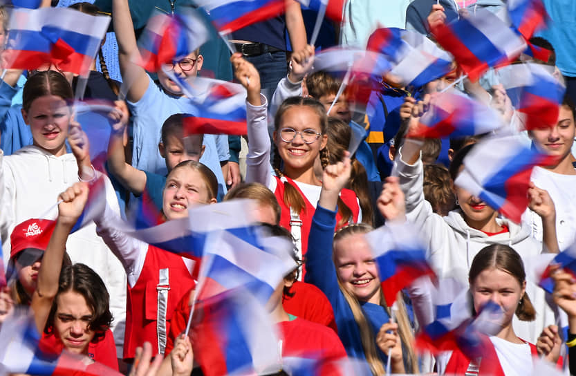 Участники празднования Дня Государственного флага