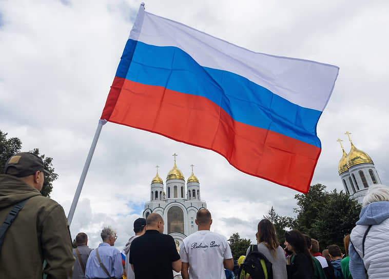 Волонтеры «Движения первых» и «Волонтеров Победы» раздали 2000 лент и 500 флажков триколора