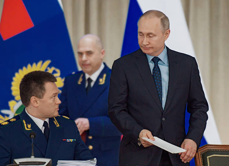 Генпрокурор России Игорь Краснов (слева) и президент России Владимир Путин во время расширенного заседания коллегии ведомства, 2020 год