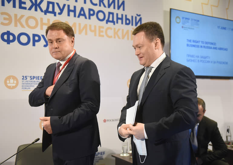 Генпрокурор Игорь Краснов (справа) и председатель правления Ассоциации юристов России Владимир Груздев во время сессии Петербургского международного экономического форума, 2022 год