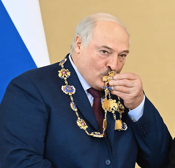Президент Белоруссии награжден многими российскими наградами. В частности, орденами «За заслуги перед Отечеством» II степени (2001) и Александра Невского (2014). В 2024 году президент РФ вручил ему орден Апостола Андрея Первозванного (на фото)