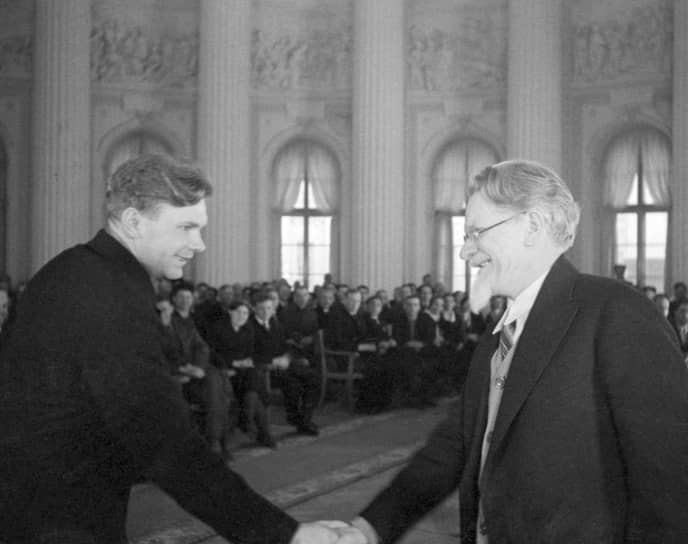 Сталевар-рекордсмен Макар Мазай и «всесоюзный староста» Михаил Калинин пожали друг другу руки в 1934 году, до формального начала стахановского движения. Ударный труд уже считался заслугой, поощрялся и был в центре общественного внимания. Ускоренная индустриализация создала поколение, без которого у СССР было бы куда меньше шансов во Второй мировой войне, но сама война положила конец и стахановскому движению, и многим его участникам. Макар Мазай, например, погиб в оккупированном гитлеровцами Мариуполе