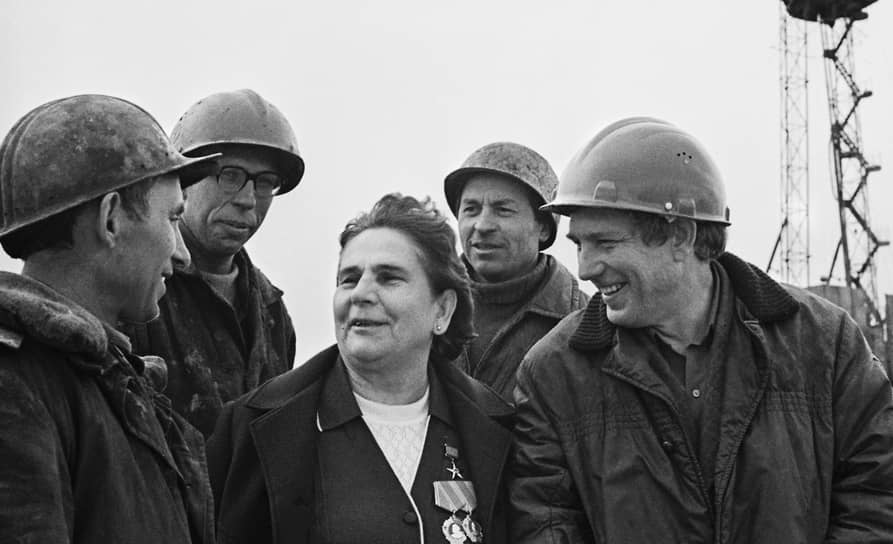 Стахановцы 1930-х старались передать свой опыт трудящимся 1970-х: на фото — Мария Виноградова общается с бригадиром комсомольско-молодежной бригады буровиков Виктором Китаевым (Тюмень, 1974)