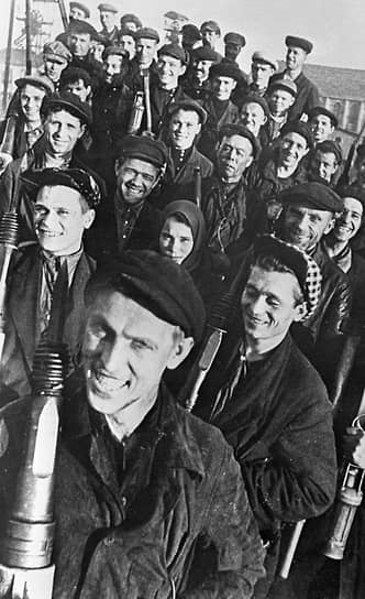 Алексей Стаханов (на первом плане) оказался во главе движения своего имени благодаря сочетанию закономерности (он действительно был и рационализатором, и ударником), случайности (на его месте мог оказаться любой другой ударник-рационализатор) и фотогеничности (он одинаково хорошо смотрелся и на советских плакатах, и на обложке Time)