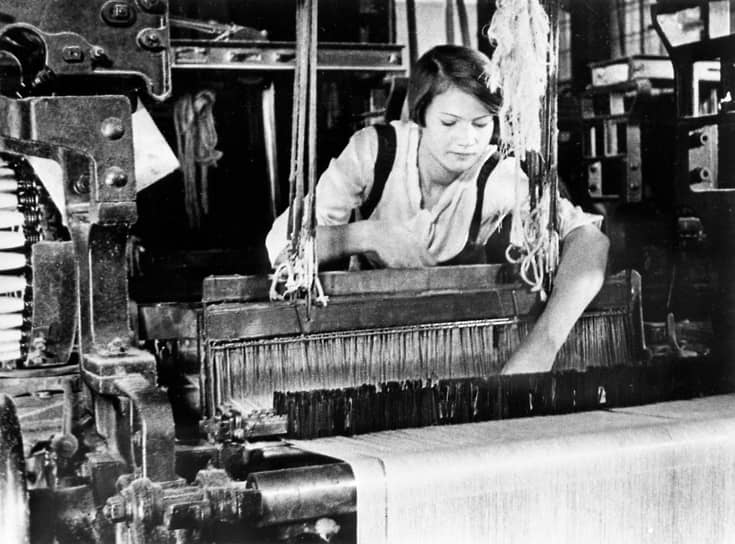 Едвокия Виноградова, узнав о подвиге шахтера Стаханова, решила, что ткачихи тоже могут прославить свою отрасль