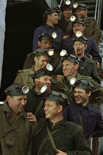 Шахтеры и в послевоенном СССР оставались рабочей элитой, о них пел Владимир Высоцкий, они регулярно перевыполняли план, но энтузиазма 1930-х достичь уже так и не удалось (фото 1962 года)