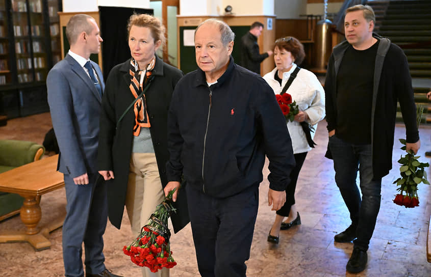 Режиссер Дмитрий Астрахан (в центре)