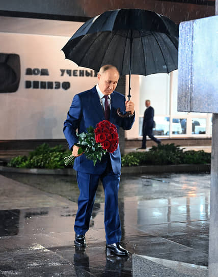 Президент Владимир Путин возлагает цветы к памятнику одному из создателей ядерной бомбы в СССР Юлию Харитону в Сарове