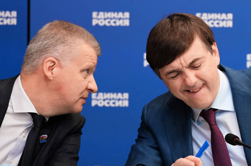 Министр просвещения Сергей Кравцов (справа) и его заместитель Андрей Николаев на совещании на тему реализации программы капитального ремонта и строительства школ, детских садов, учреждений среднего профессионального образования на площадке Центрального исполкома партии «Единая Россия» 