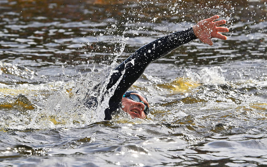 При температуре воды 16.0-17.9°C все участники обязаны были плыть в гидрокостюмах