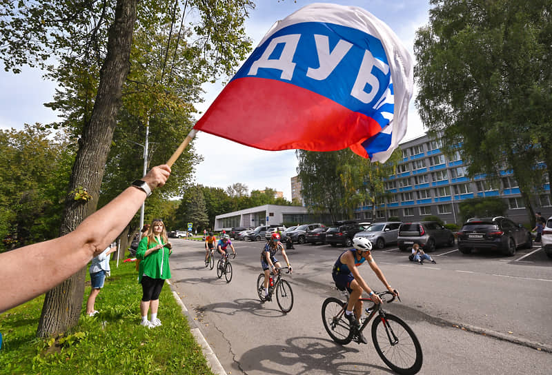 Спортсмены во время велогонки 