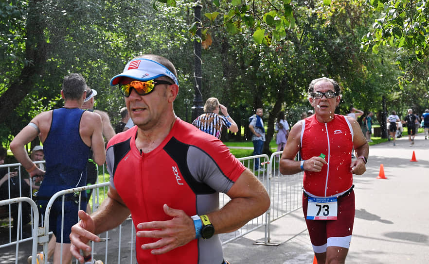 Спортсмены во время забега 
