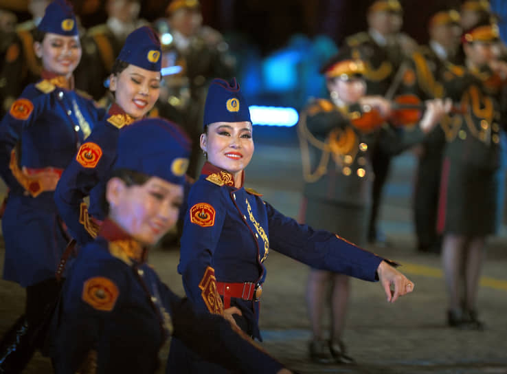 Выступление Академического ансамбля песни и пляски Вооруженных сил Монголии