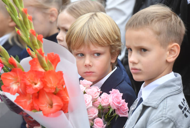 Первоклассники возле школы №324 Курортного района Санкт-Петербурга