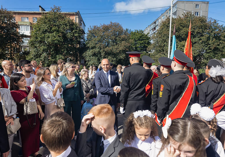 Губернатор Калининградской области Алексей Беспрозванных на линейке в школе №24 в Калининграде