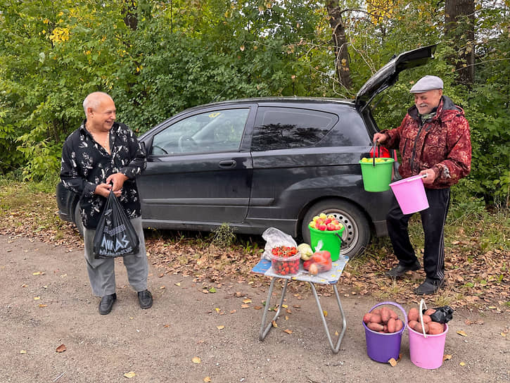 Продавцы фруктов в селе Александровском, несмотря на падение спроса на яблоки, все еще пребывают в хорошем настроении
