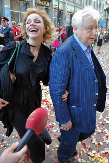 Марина Зудина с супругом Олегом Табаковым перед началом церемонии вручения театральной премии «Хрустальная Турандот», 2011 год