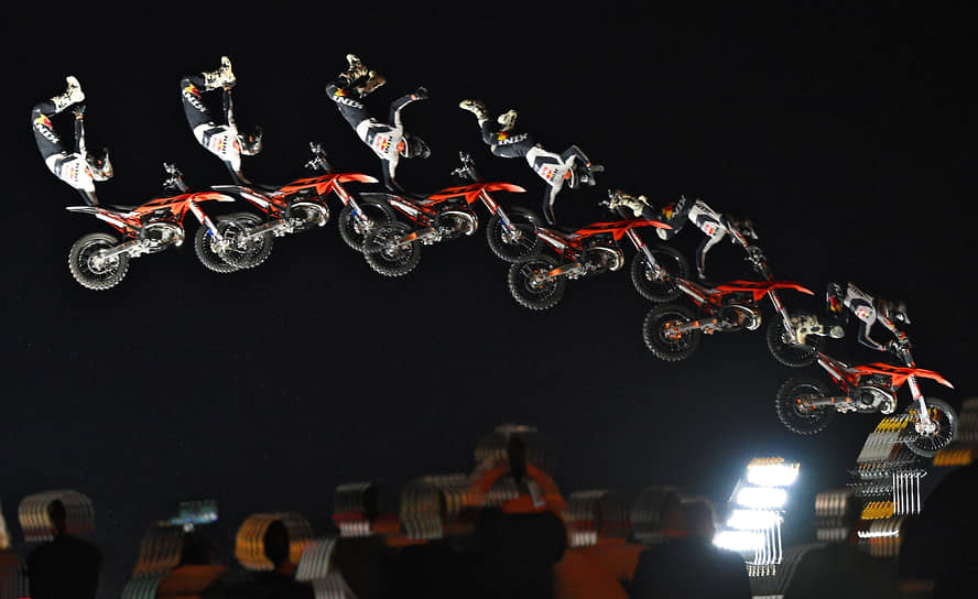 Выступление FMX-райдеров на международном фестивале «Московские экстремальные игры» в Парке Горького