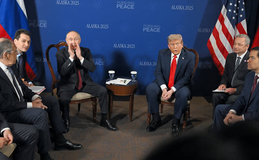 Президент России Владимир Путин (третий слева), президент США Дональд Трамп (третий справа), министр иностранных дел России Сергей Лавров (слева) и госсекретарь США Марко Рубио (справа) перед началом переговоров на Аляске