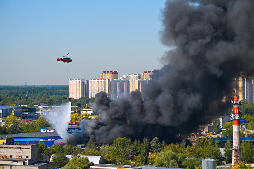 Вертолет Московского авиационного центра во время тушения пожара на территории склада в Балашихе