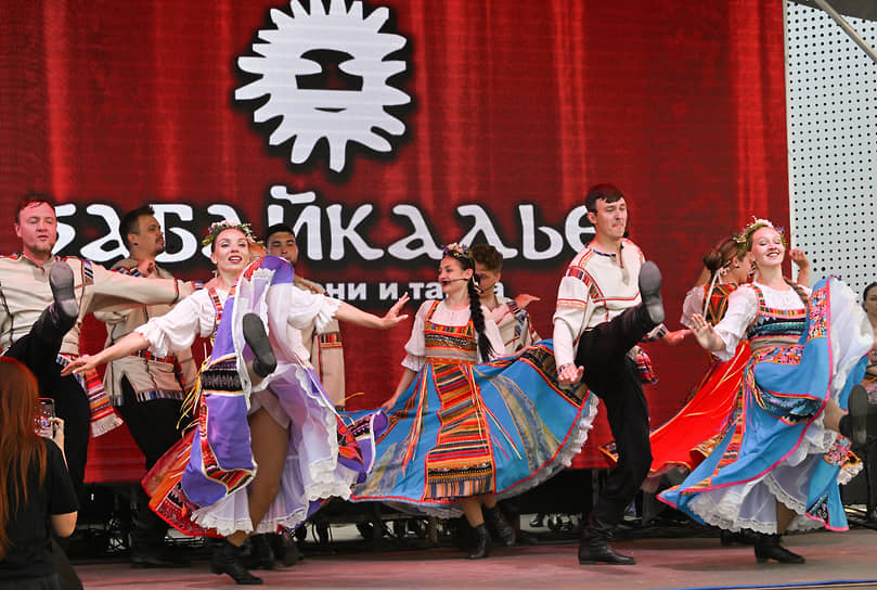 Выступление артистов театра песни и танца «Забайкалье»