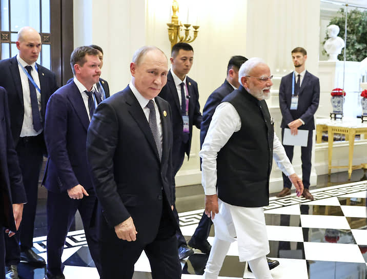 Президент России Владимир Путин и премьер-министр Индии Нарендра Моди на саммите ШОС в Тяньцзине, 1 сентября