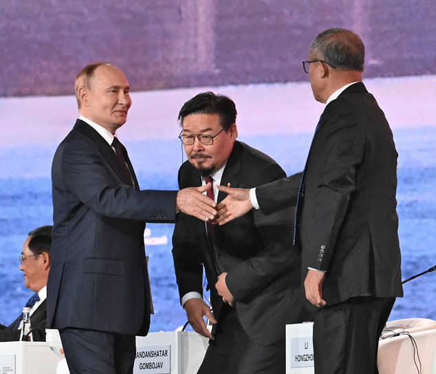 Слева направо: президент РФ Владимир Путин, премьер-министр Монголии Гомбожавын Занданшатар и зампред постоянного Всекитайского собрания народных представителей Ли Хунчжун на пленарном заседании  