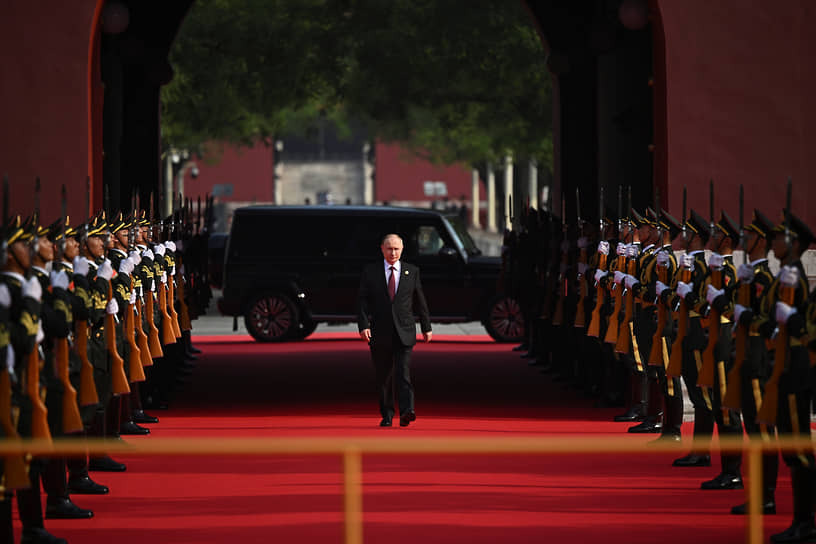 Президент России Владимир Путин направляется на совместную фотосессию глав иностранных государств