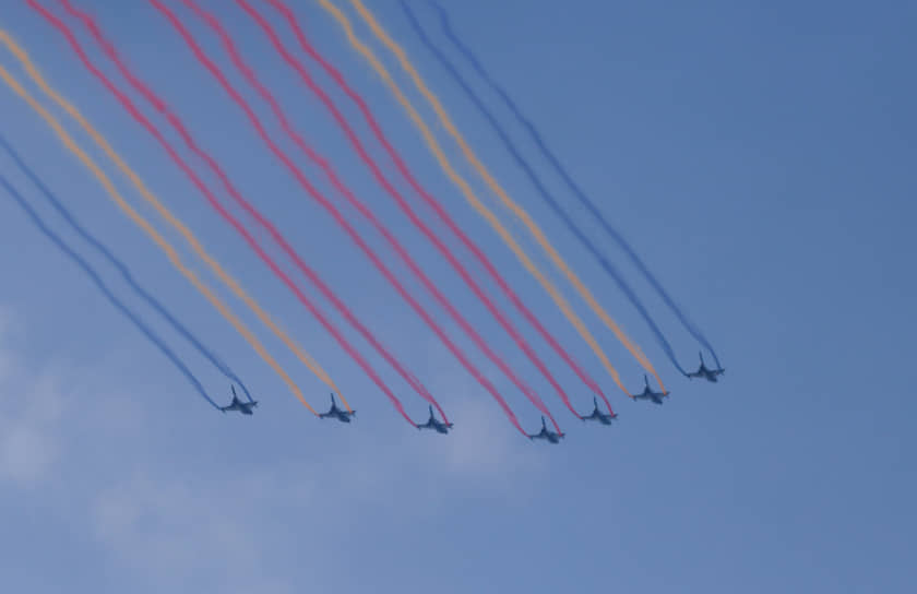 Самолеты J-10 пролетают над площадью Тяньаньмэнь во время военного парада