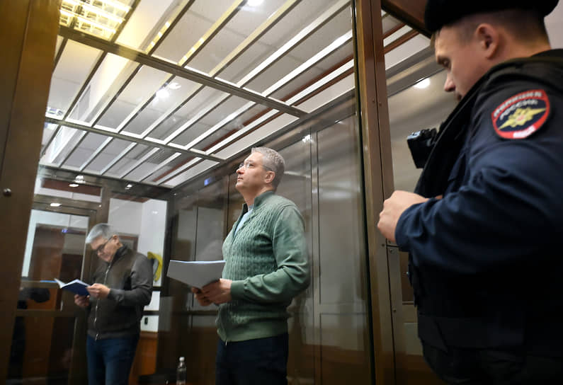 Тимур Иванов (в центре) и Антон Филатов в зале суда