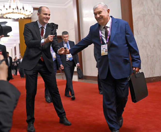 Глава «Роснефти» Игорь Сечин (справа) перед началом российско-китайских переговоров в Пекине, 2025 год