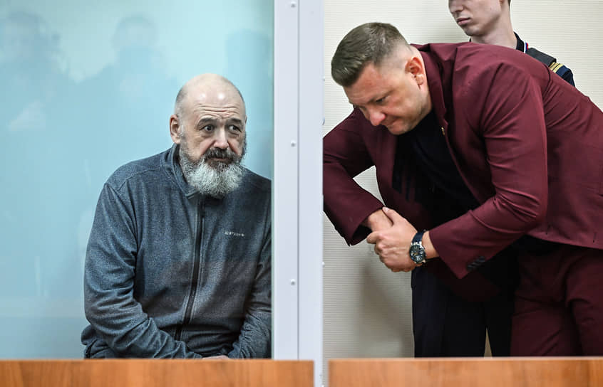 Бывший начальник 1-го управления ГУС Минобороны РФ Александр Оглоблин (слева) в 235-ом гарнизонном военном суде