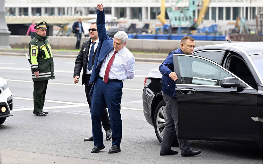 Первый зампред Госдумы Иван Мельников на церемонии возложения цветов к памятнику маршалу Советского Союза А. М. Василевскому в Москве